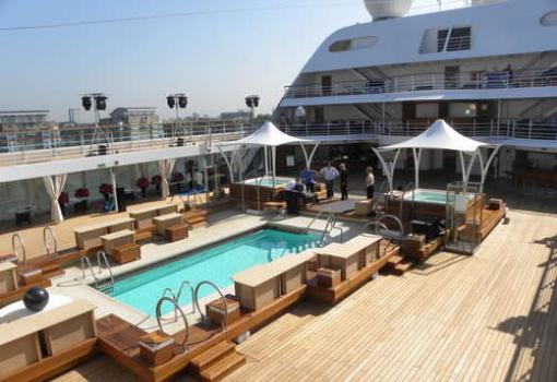 La luminosa piscina central del Seabourn Sojourn